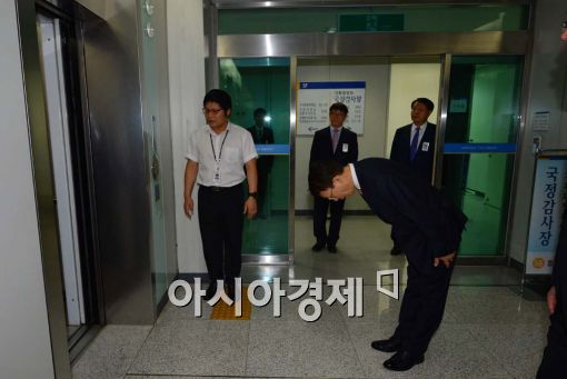 [포토]김연근 서울국세청장, 엘레베이터 앞까지 나와서 