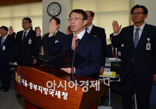 [포토]증인선서하는 김연근 서울국세청장 