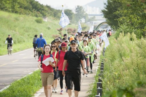 [아시아초대석] "컵라면 함께 듭시다" 이영규 회장의 '30km걷기 경영'