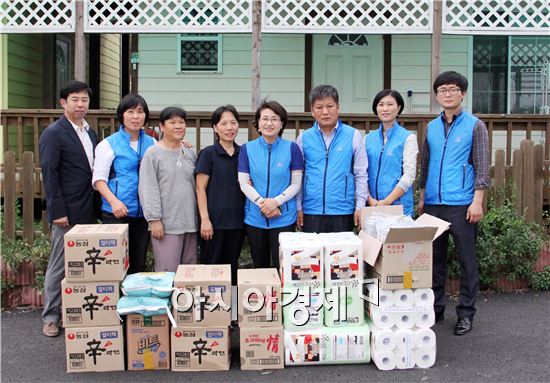 고창군공무원노동조합은 11일 추석명절을 앞두고 흥덕면 소재 다솜의 집을 방문해 김용진 위원장을 비롯한 임원진 10명이 참석한 가운데 소외된 이웃을 돌보는데 써 달라고 100만원 상당의 성금과 물품을 전달했다.
