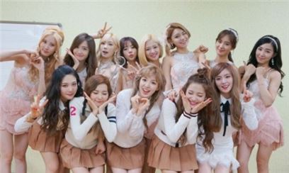 SM, 소녀시대·레드벨벳의 다정한 '자매 인증샷' 공개…사이좋은 선후배