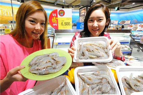 [포토]홈플러스, “1년 중 딱 2달, 생물새우 맛보세요~”