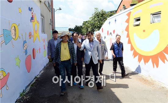 [포토]광주 남구, 송암동 입하마을 벽화 그리기 준공