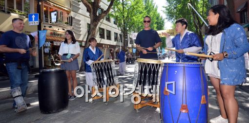 [포토]외국인 관광객들, 흥겨운 대북 연주 체험
