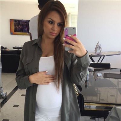 '맨유 신예' 마샬, 둘째 임신 중인 부인 공개…만삭에도 섹시