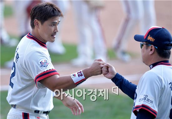 [포토]홍성흔, '감독님, 6연패 수렁에서 구해냈어요!'