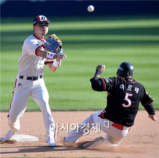 [포토]오재원, '완벽한 병살 찬스야'