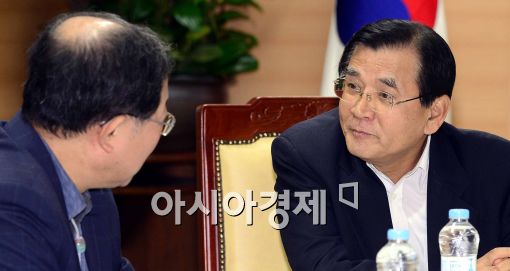 [포토]대화 나누는 김대환 노사정위원장