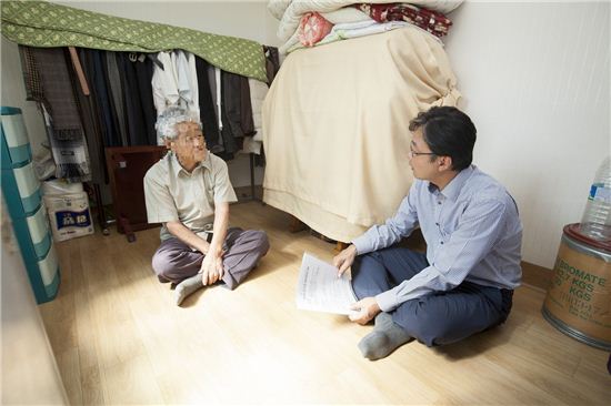 김우영 은평구청장이 어르신과 대화를 나누고 있다.
