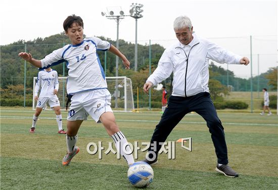 김호 용인시축구센터 기술총감독(오른쪽)이 학생들과 공 뺏기 훈련을 하고 있다. [사진=김현민 기자]