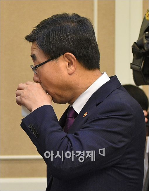 [포토]물 마시는 이기권 장관