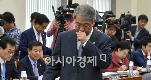 [포토]헛기침하는 임종룡 위원장