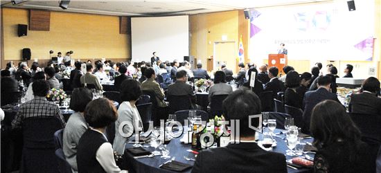전남대학교의과대학 흉부외과학교실(주임교수 나국주) 창립 50주년 기념식 및 대한흉부심장혈관외과학회 호남지회가 지난 12일 김대중컨벤션센터에서 성황리에 열렸다.

