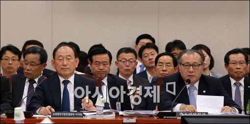 [포토]답변하는 한정화 중기청장