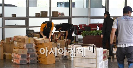 [포토]국정감사중 쏟아지는 추석 선물