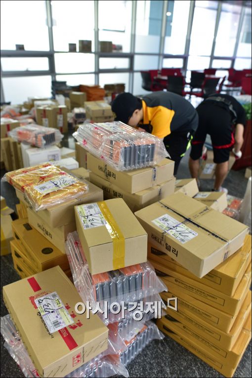 [포토]국감 도중 쏟아지는 추석 선물