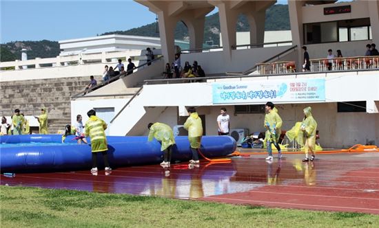 <목포대 도림문화기획단이 마련한 물총축제에서 참가자들이 물총쏘기를 하며 즐거워하고 있다.>