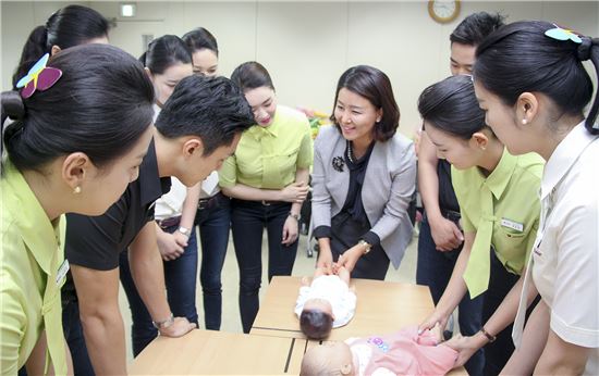 진에어 객실승무원, 유소아 돌보미 서비스 전문 교육 