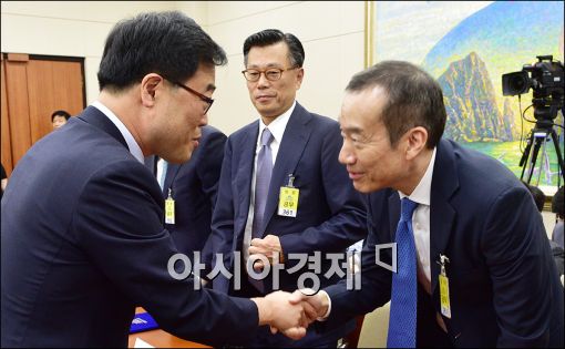 [포토]악수하는 김기식 의원·최치훈 대표