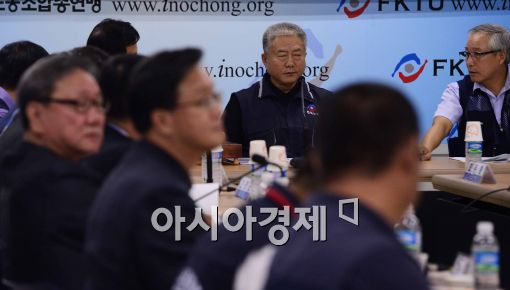 [포토]생각에 잠긴 김동만 위원장