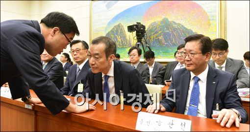 [포토]귀속말하는 김기식 의원·최치훈 삼성물산 대표