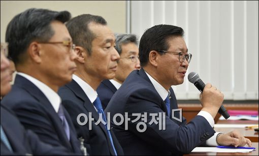 [포토]답변하는 홍완선 국민연금기금운용본부장