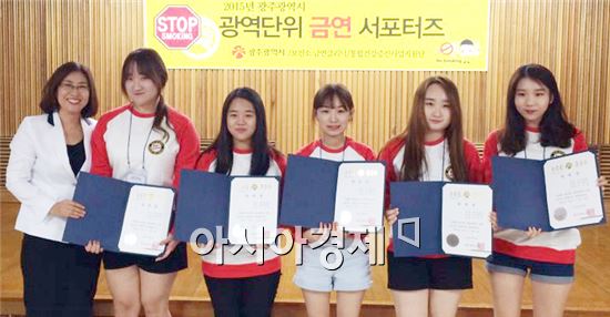 문애은 교수, 김소연, 구선영(2년), 최인훈, 김라연(1년), 나윤채(2년)학생(왼쪽부터)이 기념촬영을 하고 있다.