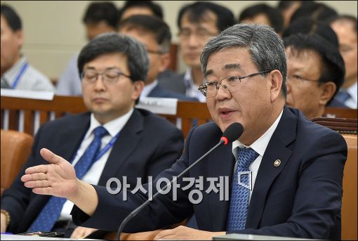 [포토]답변하는 고윤화 기상청장