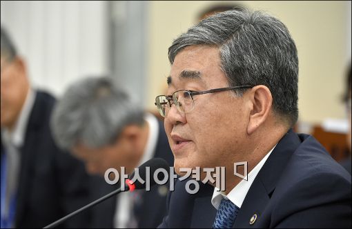 [포토]답변하는 고윤화 기상청장