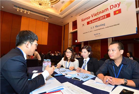KOTRA가 14일 잠실 롯데호텔에서 개최한 '한국-베트남 데이 인 서울 2015' 행사에서 우리 기업과 베트남 기업 간 일대일 비즈니스 상담회가 진행되고 있다.
