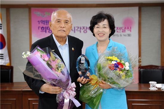 전종윤 어르신(왼쪽)과 박춘희 송파구청장 