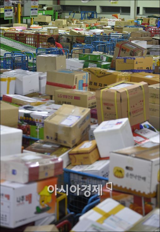 [포토]창고 가득 메운 추석 택배물량