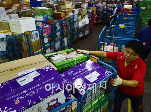 [포토]"밀려드는 물량에 정신없네"
