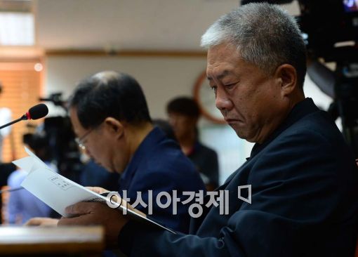 [포토]합의문 살펴보는 김동만 한국노총 위원장 