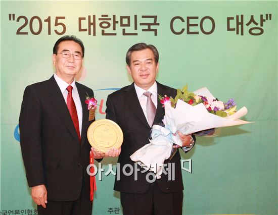 유근기 곡성군수(오른쪽)가 지난 10일 한국언론인협회, 한국윤리학회에서 공동주최한 ‘공감경영 2015 대한민국 CEO대상’에서 지역주민 공감지자체장 부문에서 대상(大賞)을 수상했다.
