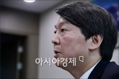 안철수 '낡은 진보 청산' 방안 발표…문재인 '청년희망종합대책' 공개