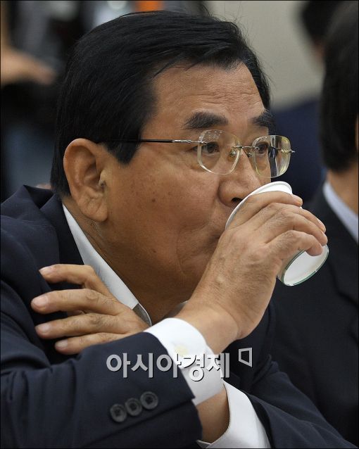 [포토]물 마시는 김대환 위원장