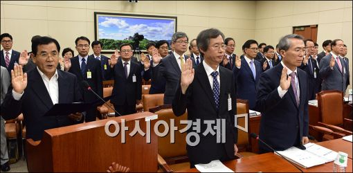 [포토]증인선서하는 김대환 위원장