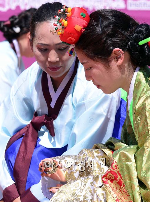 [포토]'술잔을 곱게 들고'