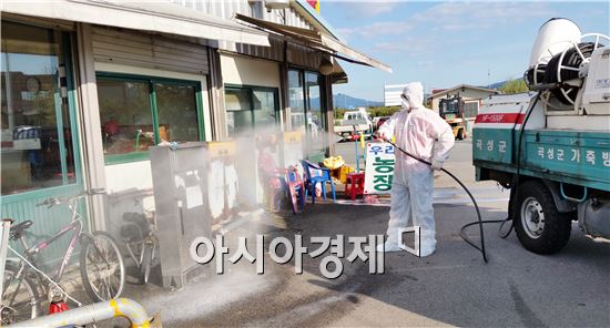 곡성군(군수 유근기)은 고병원성 AI에 대한 선제적 방역조치로 전통시장에서 가금판매업소를 대상으로 소독을 하고 있다.