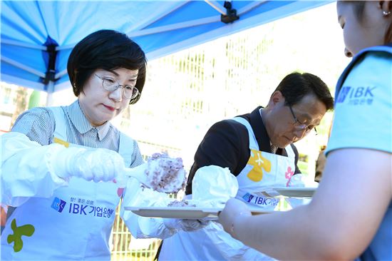 [포토]권선주 행장, 하남시에 '사랑의 밥차' 전달 