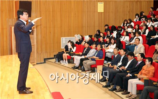 장흥군(군수 김성)은 15일 군문화예술회관 대공연장에서 ‘내고장 학교보내기 진학설명회’를 개최했다.
