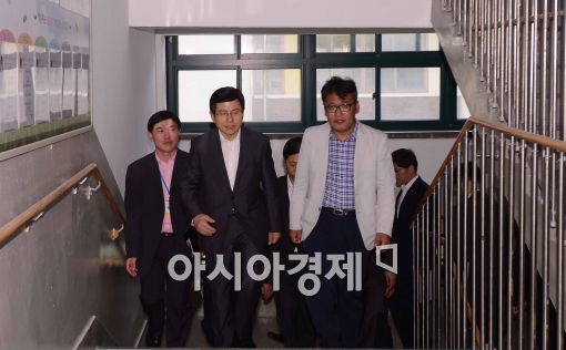 [포토]학교 안전관리 상황 보고 받는 황교안 총리