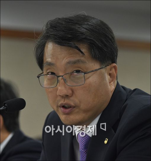 [포토]답변하는 진웅섭 금감원장