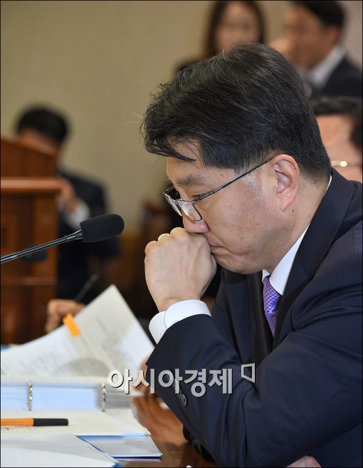 [포토]자료보는 진웅섭 원장