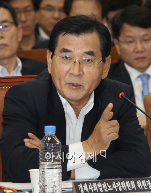 [포토]답변하는 김대환 위원장