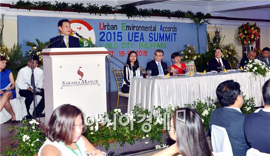 윤장현 광주광역시장이 15일 오전 필리핀 일로일로시 사라비아 마노 컨벤션센터에서 열린 ‘2015 UEA 일로일로 정상회의’ 개회식에 참석해 개회사를 하고 있다.