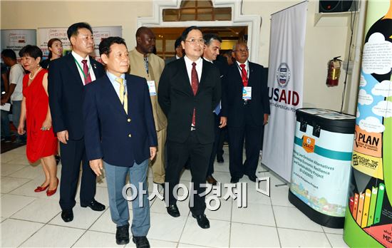 윤장현 광주시장이  UEA전시관 개관식에 참석해 각국 전시관을 둘러보고 있다.