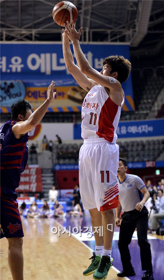 [포토]3점슛 시도하는 SK 이현석