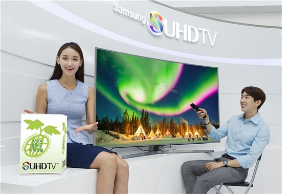 삼성전자 모델들이 한국녹색구매네트워크가 선정한 '올해의 녹색상품' 상을 받은 삼성 SUHD TV를 소개하고 있다.
